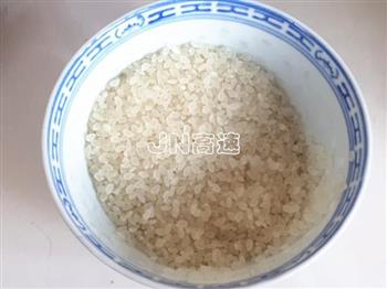 百合大米酥梨粥的做法步骤2