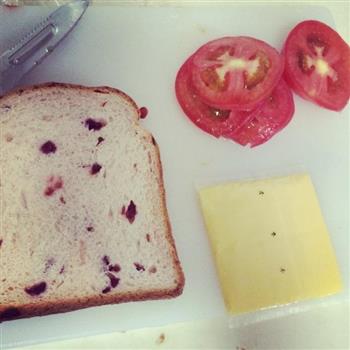 早餐牛肉培根西红柿三明治的做法步骤1