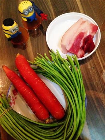 胡萝卜豆角焖饭的做法图解1