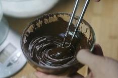 浓郁榛子巧克力蛋糕的做法图解3