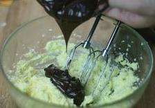 浓郁榛子巧克力蛋糕的做法步骤6