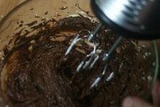 浓郁榛子巧克力蛋糕的做法步骤7
