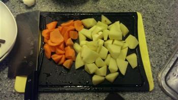 土豆胡萝卜炖牛腩的做法步骤3