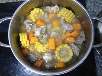 玉米胡萝卜排骨汤的做法步骤8