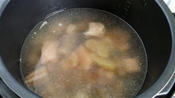 莲藕排骨汤的做法步骤3