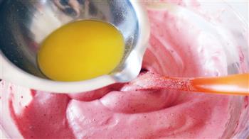 樱桃红丝绒蛋糕卷的做法步骤4
