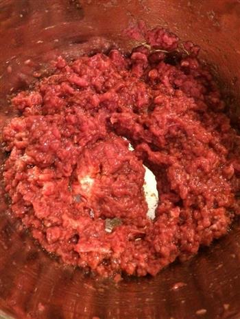 洋葱牛肉锅贴的做法步骤2