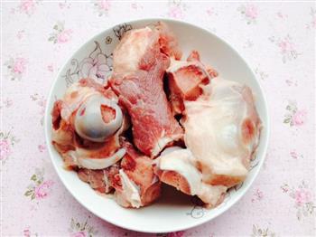 广东靓汤-玉米红萝卜猪骨汤的做法步骤1
