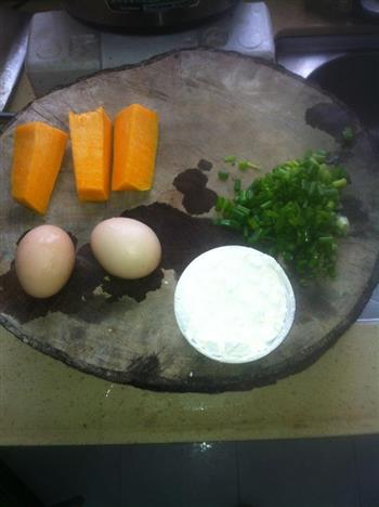 南瓜香葱鸡蛋煎饼的做法步骤1