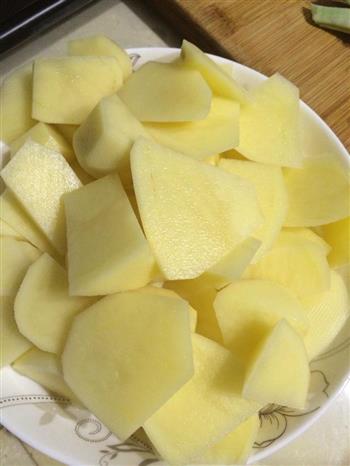 红烧土豆豆角的做法步骤1