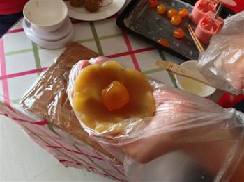 经典蛋黄莲蓉月饼的做法步骤2