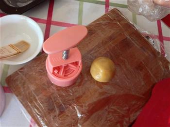 经典蛋黄莲蓉月饼的做法步骤5