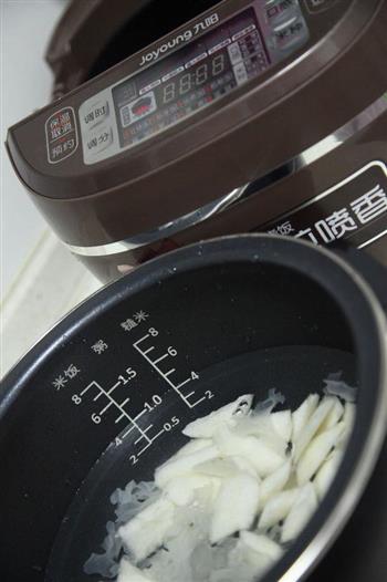秋季润燥-红枣银耳雪梨汤的做法步骤2