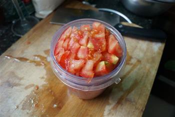 夏季以后美白不能少，西红柿面包的做法步骤2