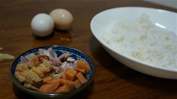 培根火腿虾米蛋炒饭的做法步骤1