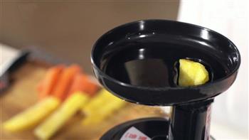 简单三步制作菠萝胡萝卜汁 SKG原汁机食谱的做法步骤4