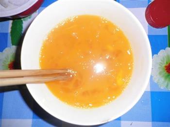 青椒西红柿炒鸡蛋的做法步骤1