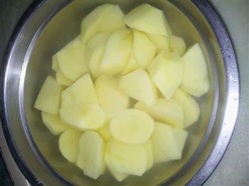 土豆焖鸡翅的做法步骤4