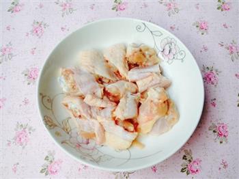 必备家常菜-香辣土豆焖鸡翅的做法步骤1