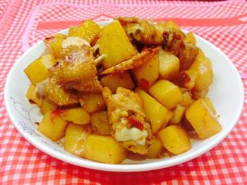 必备家常菜-香辣土豆焖鸡翅的做法步骤10
