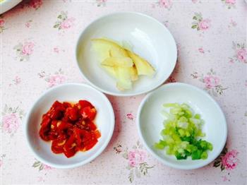 必备家常菜-香辣土豆焖鸡翅的做法步骤5