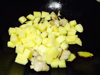 必备家常菜-香辣土豆焖鸡翅的做法步骤7