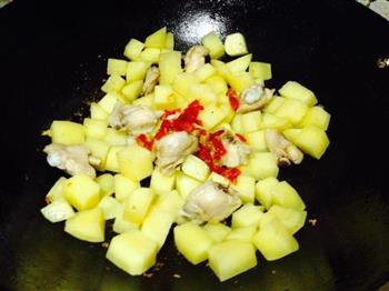 必备家常菜-香辣土豆焖鸡翅的做法步骤8