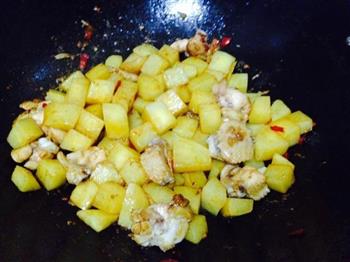 必备家常菜-香辣土豆焖鸡翅的做法步骤9