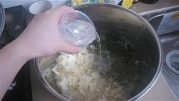 电锅靓汤-银耳绿豆汤的做法图解2