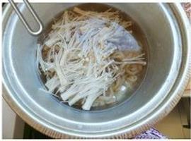 凉拌金针菇海蜇丝的做法步骤1