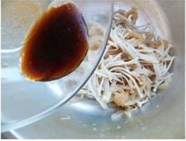 凉拌金针菇海蜇丝的做法步骤7
