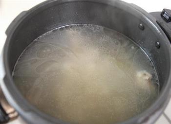 莲藕排骨汤的做法步骤4