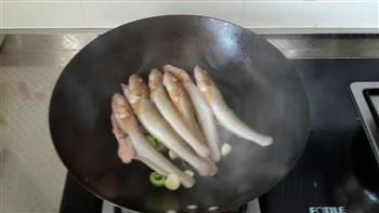 楞蹦鱼熬白菜的做法步骤3