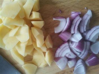 圆葱土豆烧鸡翅的做法步骤2