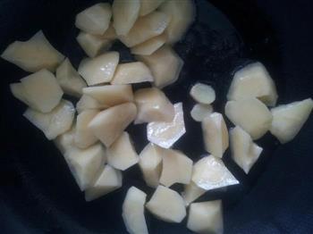圆葱土豆烧鸡翅的做法图解3