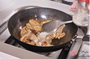 香菇烧鸡翅的做法步骤7