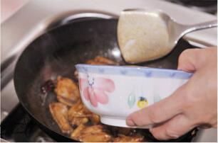 香菇烧鸡翅的做法步骤8