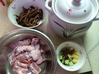 砂锅煲排骨茶树菇的做法步骤1