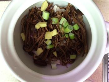 砂锅煲排骨茶树菇的做法图解2