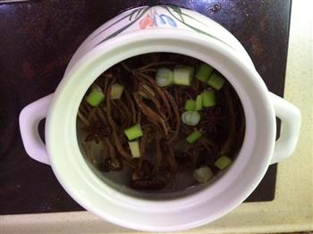 砂锅煲排骨茶树菇的做法图解3