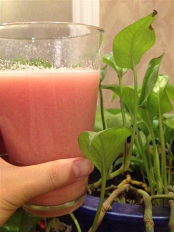 夏日沁饮-哈密瓜火龙果酸奶桃汁的做法步骤4