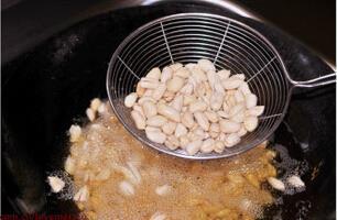 麻辣香酥花生米的做法步骤6