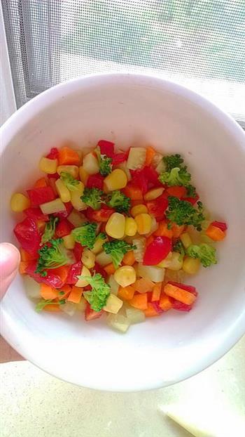 鱼子酱溏心鹌鹑蛋配蔬果沙拉的做法步骤3