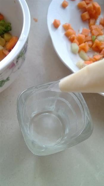 鱼子酱溏心鹌鹑蛋配蔬果沙拉的做法步骤8