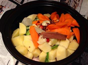 胡萝卜豆角土豆炖子排的做法图解2