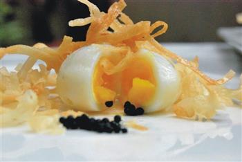 酥皮鹌鹑蛋配鱼子酱的做法步骤11