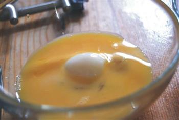 酥皮鹌鹑蛋配鱼子酱的做法步骤5