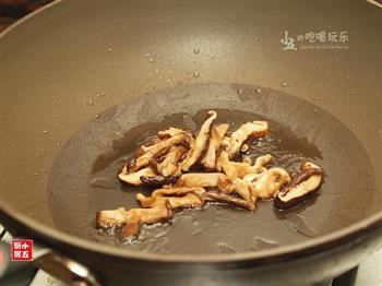 香菇焖鸡-将食材的美味发挥得淋漓尽致的做法步骤9