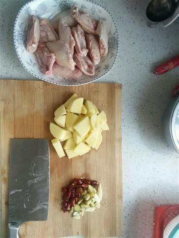 土豆烧鸡翅中的做法步骤1