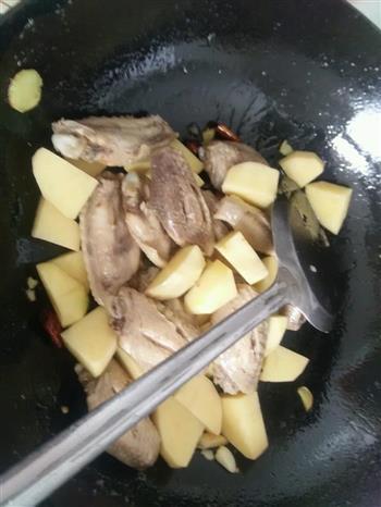 土豆烧鸡翅中的做法步骤5